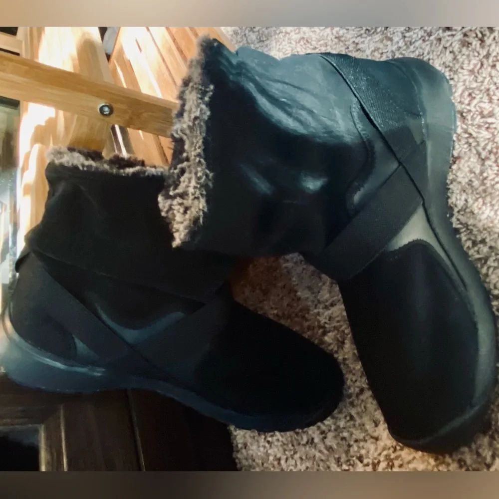 Nike NWOT Sz-8.5n Black Winter Boots w/Soft Warm Fur Lining-Elegant🖤Black & Tan👢